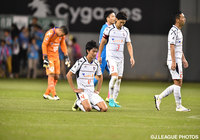 試合終了間際、悪夢の1分間...肩を落とすFC東京の選手たち【明治安田Ｊ１ 2nd 第1節 鳥栖vsFC東京】