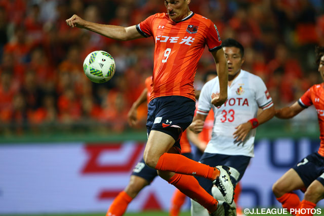 ゴール前で決定的なチャンスを迎えたネイツ ペチュニク（大宮）【明治安田Ｊ１ 2nd 第1節 大宮vs名古屋】