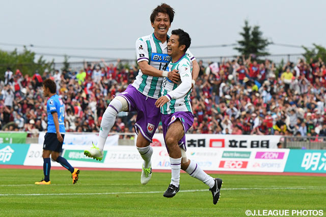 5点目を決め、自身のＪ２通算150試合出場に花を添えた上原 慎也（札幌 #14）【明治安田Ｊ２ 第21節 札幌vs横浜FC】