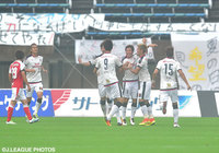 同点ゴールを喜ぶ得点者の清原 翔平らＣ大阪の選手たち【明治安田Ｊ２ 第21節 熊本vsＣ大阪】