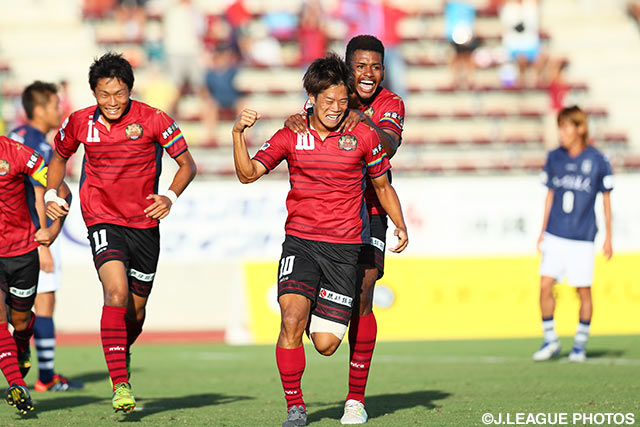 共に得点し、首位撃破の原動力となった才藤 龍治（琉球 #11）と富所 悠（#10）【明治安田Ｊ３ 第15節 琉球vs鹿児島】