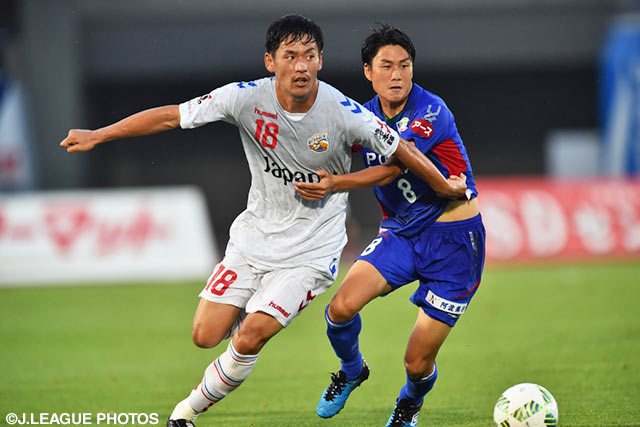 中盤で火花を散らす佐藤 洸一（長崎）と岩尾 憲（徳島）【明治安田Ｊ２ 第21節 徳島vs長崎】