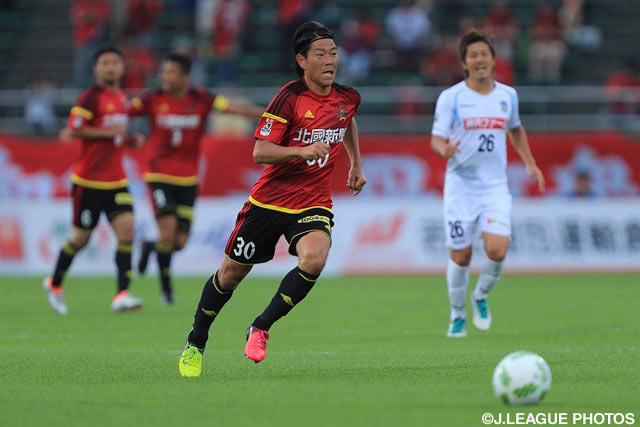 前線で貪欲にゴールを狙った山﨑 雅人（金沢）【明治安田Ｊ２ 第21節 金沢vs讃岐】