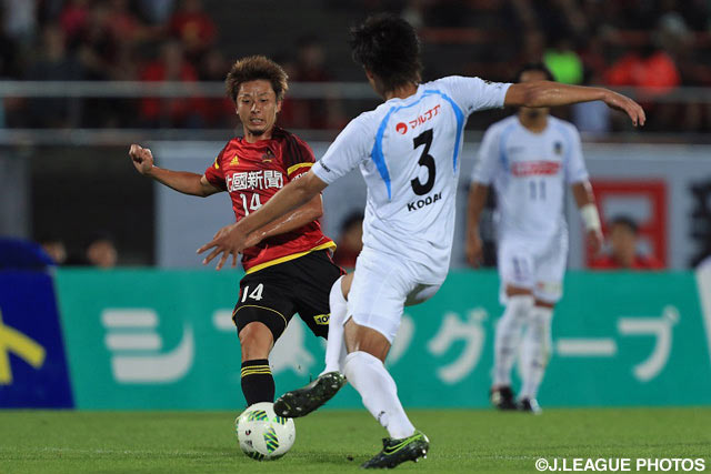 74分にピッチに送り込まれた金子 昌広（金沢）【明治安田Ｊ２ 第21節 金沢vs讃岐】