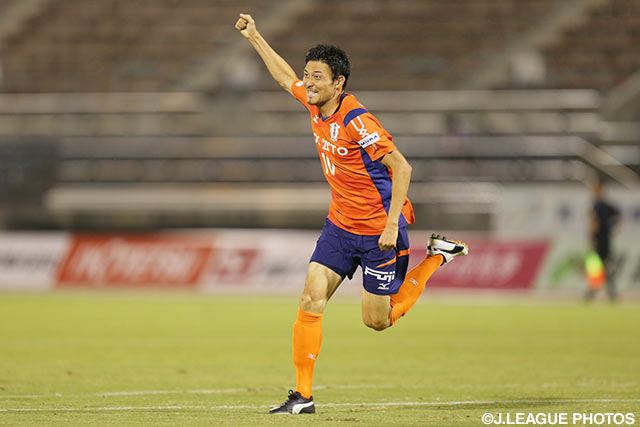 相手のミスを見逃さず先制点を決めた瀬沼 優司（愛媛）【明治安田Ｊ２ 第21節 愛媛vs千葉】