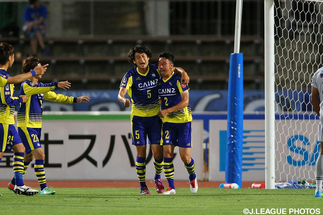 乾 大知（#5）と舩津 徹也（#2）のゴールで2点をリードした群馬【明治安田Ｊ２ 第21節 群馬vs町田】