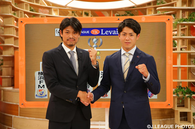 城後 寿（福岡）と小川 諒也（FC東京）ががっちり握手【ルヴァンカップ オープンドロー】