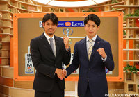 城後 寿（福岡）と小川 諒也（FC東京）ががっちり握手【ルヴァンカップ オープンドロー】