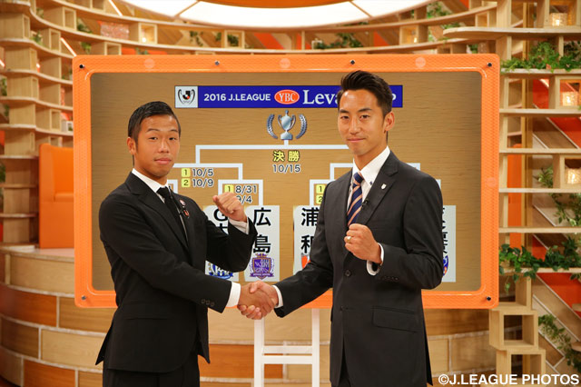 握手を交わす喜田 拓也（横浜FM）と金澤 慎（大宮）【ルヴァンカップ オープンドロー】