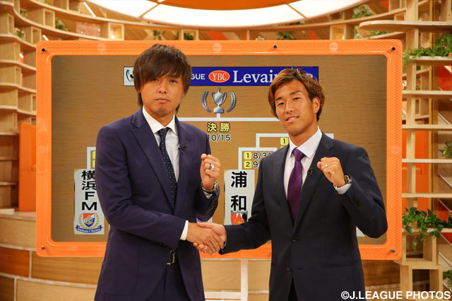 握手で健闘を誓い合う遠藤 保仁（Ｇ大阪）と柏 好文（広島）【ルヴァンカップ オープンドロー】