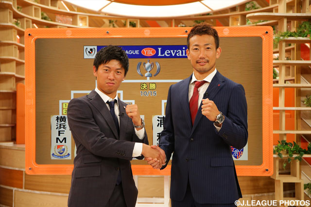 武藤 雄樹（浦和）と渡邉 千真（神戸）が固い握手でガッツポーズ【ルヴァンカップ オープンドロー】