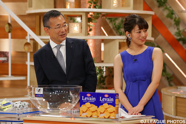 オープンドローに出席した、Ｊリーグ村井 満チェアマンとＪリーグ女子マネージャーの佐藤 美希さん【ルヴァンカップ オープンドロー】