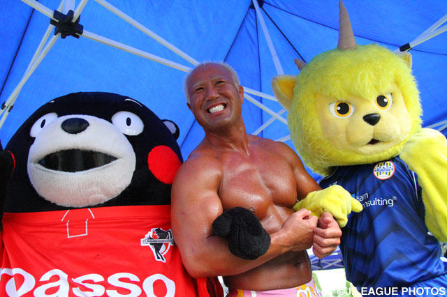 ＮＤスタに新日本プロレスの本間 朋晃選手が来場！ディーオ、くまモンとイベントに参加しました【明治安田Ｊ２ 第10節 山形vs熊本】