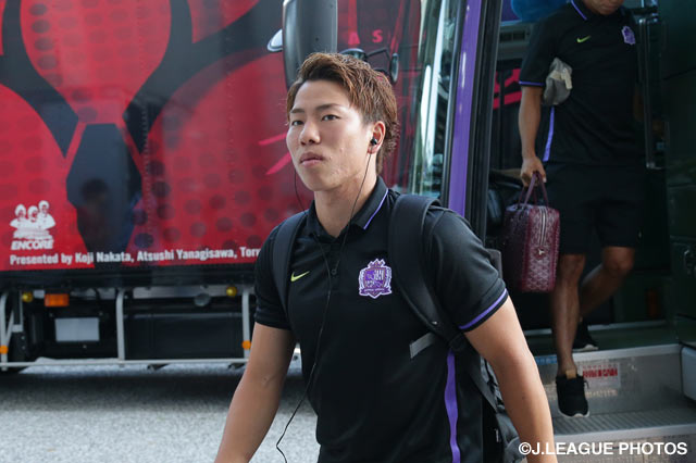 スタジアムに到着する浅野 拓磨（広島）。ジャガーポーズはみられるか【明治安田Ｊ１ 2nd 第2節 広島vs鹿島】
