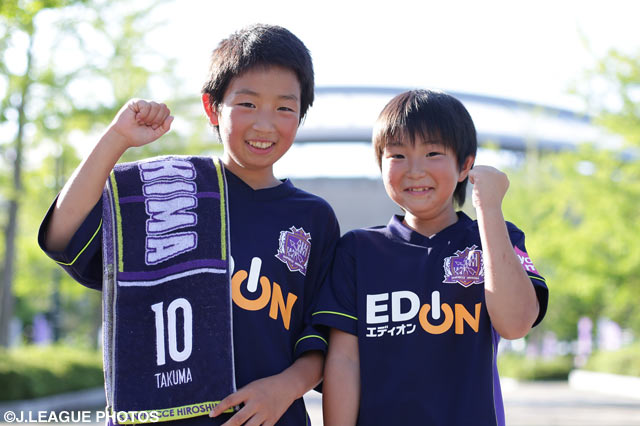 ガッツポーズをみせる広島ファンの兄弟。もちろんみたいのは背番号10のゴール！【明治安田Ｊ１ 2nd 第2節 広島vs鹿島】