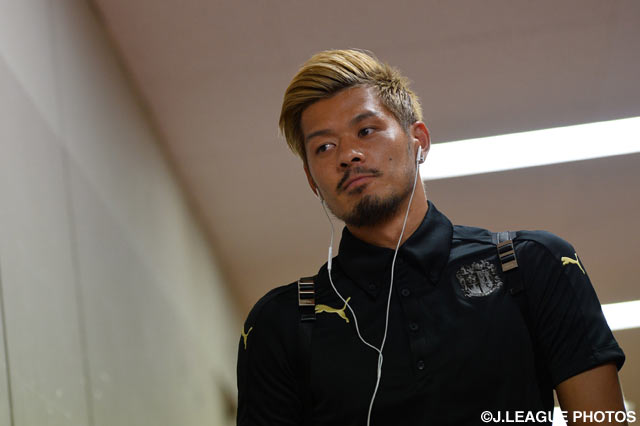 スタジアムに到着する山口　蛍。チームにとって頼もしい存在が戻ってきた。【明治安田Ｊ２ 第22節 Ｃ大阪vs札幌】