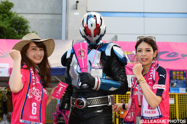 セレ女の二人がガッツポーズ！【明治安田Ｊ２ 第22節 Ｃ大阪vs札幌】