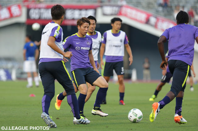 ウォームアップをする浅野 拓磨（広島）【明治安田Ｊ１ 2nd 第2節 広島vs鹿島】