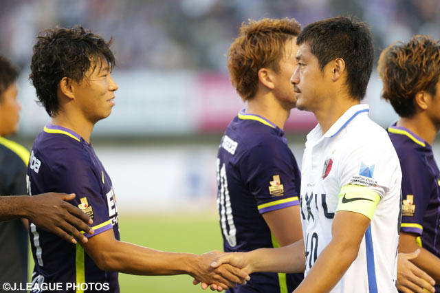 握手を交わす百戦錬磨のベテラン2名、佐藤 寿人（広島）と小笠原 満男（鹿島）【明治安田Ｊ１ 2nd 第2節 広島vs鹿島】