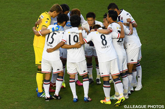 円陣を組む札幌のイレブン【明治安田Ｊ２ 第22節 Ｃ大阪vs札幌】