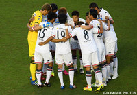 円陣を組む札幌のイレブン【明治安田Ｊ２ 第22節 Ｃ大阪vs札幌】