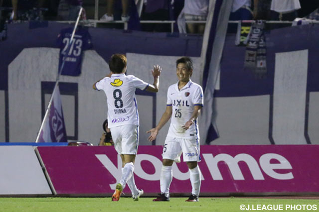 ゴールを決めた遠藤 康（右）を祝福する土居 聖真（左）【明治安田Ｊ１ 2nd 第2節 広島vs鹿島】