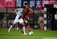 競り合う札幌ヘイス（左）とＣ大阪の杉本 健勇【明治安田Ｊ２ 第22節 Ｃ大阪vs札幌】