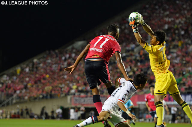 リカルド サントスがゴールに迫るも、交代で入った札幌の金山 隼樹がキャッチ【明治安田Ｊ２ 第22節 Ｃ大阪vs札幌】