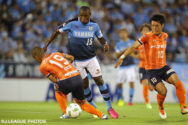 磐田のキーマン・アダイウトンをマークする大宮の選手たち 【明治安田Ｊ１ 2nd 第2節 磐田vs大宮】