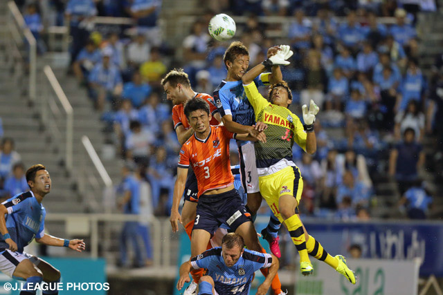 激しい空中戦を繰り広げる両チームの選手たち 【明治安田Ｊ１ 2nd 第2節 磐田vs大宮】