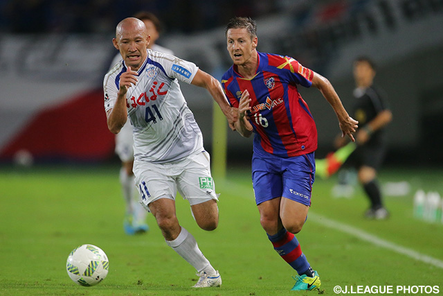 果敢にゴールを狙ったネイサン バーンズ（FC東京）【明治安田Ｊ１ 2nd 第2節 FC東京vs甲府】