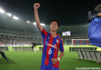 試合後、初々しく「シャー！」を行う室屋 成（FC東京）【明治安田Ｊ１ 2nd 第2節 FC東京vs甲府】