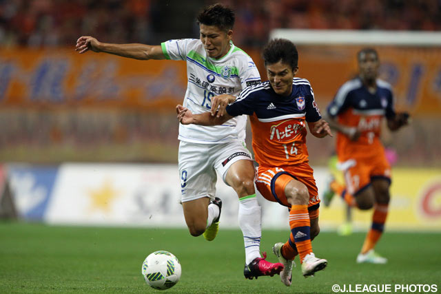 ボールを競り合う大槻 周平（湘南）と田中 達也（新潟）【明治安田Ｊ１ 2nd 第2節 新潟vs湘南】