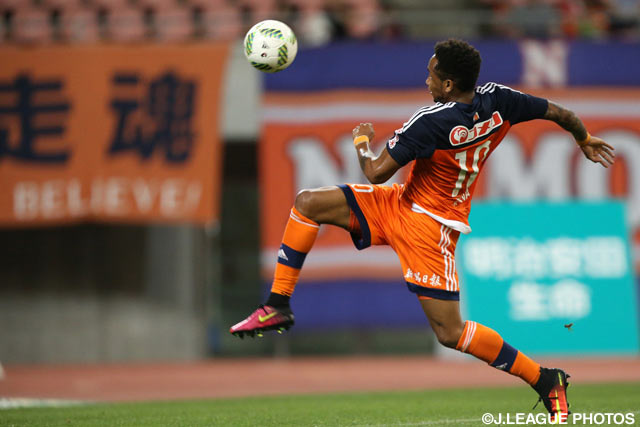 ラファエル シルバ（新潟）はGKと1対1のチャンスを迎えるも同点ゴールならず【明治安田Ｊ１ 2nd 第2節 新潟vs湘南】