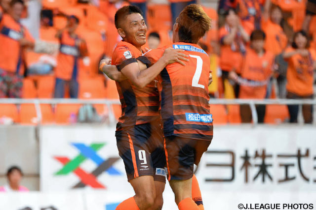 交代出場で貴重な決勝ヘッドを決めた塩沢 勝吾（長野）【明治安田Ｊ３ 第16節 長野vs秋田】