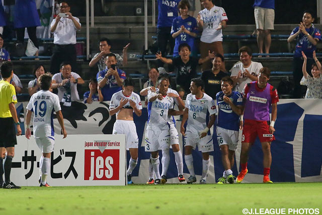 自身のＪ２通算50得点目をループシュートで決めたアレックス（徳島）【明治安田Ｊ２ 第22節 横浜FCvs徳島】