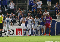 自身のＪ２通算50得点目をループシュートで決めたアレックス（徳島）【明治安田Ｊ２ 第22節 横浜FCvs徳島】