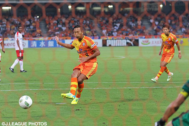 GKの逆を突いてPKを決め、2点差とした鄭 大世（清水）【明治安田Ｊ２ 第22節 清水vs熊本】