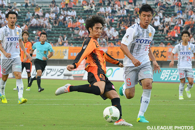 24分に三幸 秀稔のゴールで先制した山口【明治安田Ｊ２ 第22節 山口vs北九州】