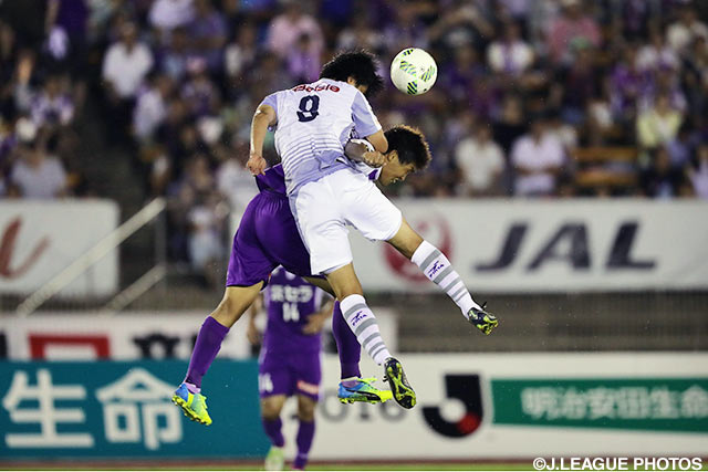 有田 光希（京都）との空中戦を制すパク ゴン（群馬）【明治安田Ｊ２ 第22節 京都vs群馬】