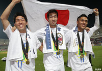 日の丸を掲げてアジア制覇を仲間と喜ぶ遠藤【遠藤 航：U-23日本代表】