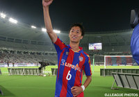 デビュー戦を終えファン・サポーターの声援に応える室屋【室屋 成：U-23日本代表】