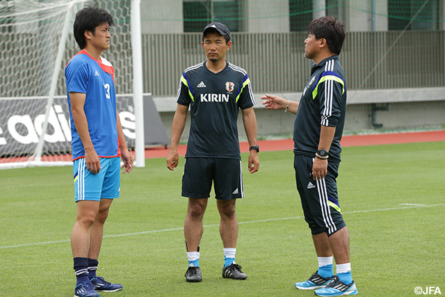 2014年のU-21日本代表トレーニング・キャンプで手倉森監督と話す植田