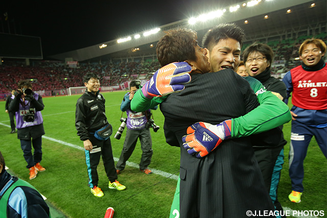 チームをＪ１昇格へ導き、井原正巳監督と抱き合う中村【中村 航輔：U-23日本代表】