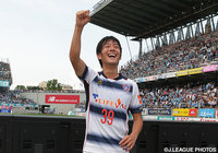 ゴールを決めた試合でファン・サポーターの声援に応える中島【中島 翔哉：U-23日本代表】