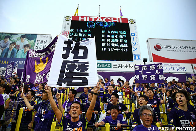 浅野 拓磨（広島）のゲートフラッグを広げるファン・サポーター。【明治安田Ｊ１ 2nd 第3節 柏vs広島】