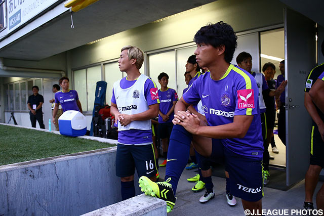 ウォームアップに臨む佐藤 寿人（広島）。ベンチからスタートだが、相手にとっては不気味な存在だ【明治安田Ｊ１ 2nd 第3節 柏vs広島】