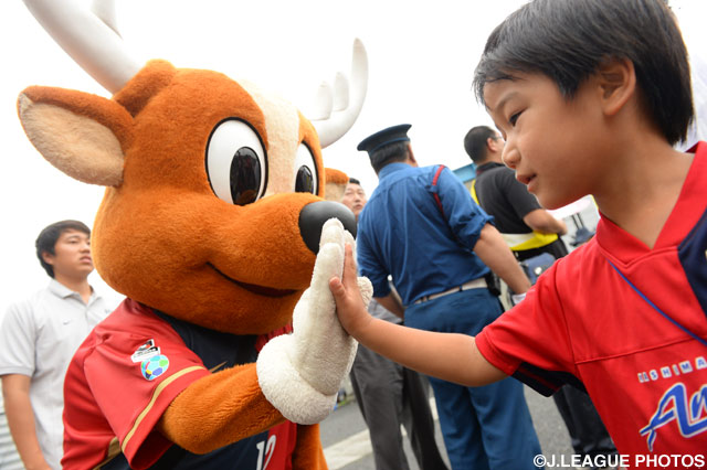 しかお君とハイタッチするちびっ子サポーター【明治安田Ｊ１ 2nd 第3節 鹿島vs名古屋】
