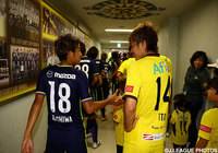 柏 好文（広島／左）と伊東 純也（柏／右）、甲府在籍経験がある二人が試合前に握手【明治安田Ｊ１ 2nd 第3節 柏vs広島】