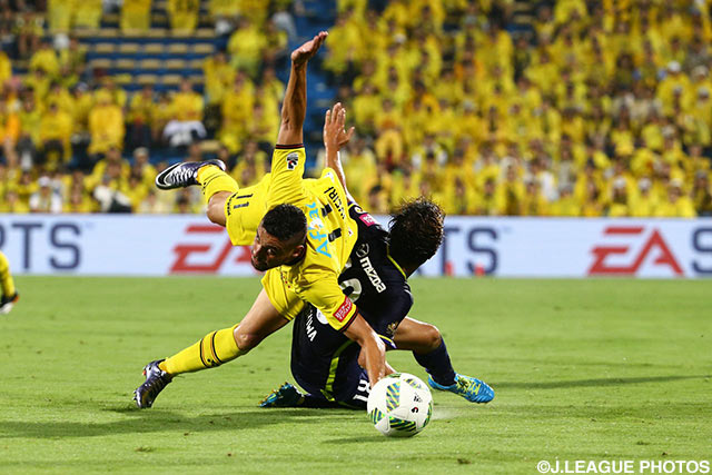 ディエゴ オリヴェイラ（柏）と柏 好文（広島）が激しく競り合う【明治安田Ｊ１ 2nd 第3節 柏vs広島】